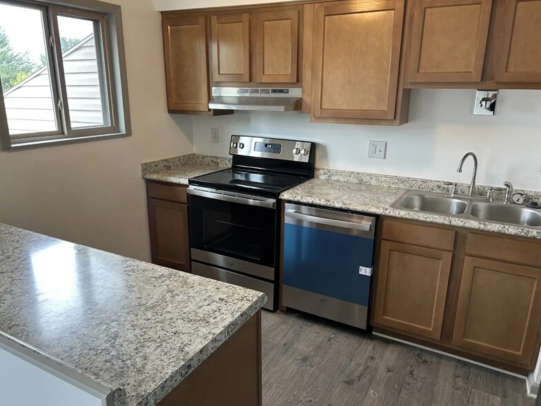 Building Photo - 121 Sassafras Dr