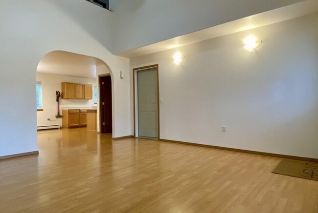 Building Photo - 1427 Garay St