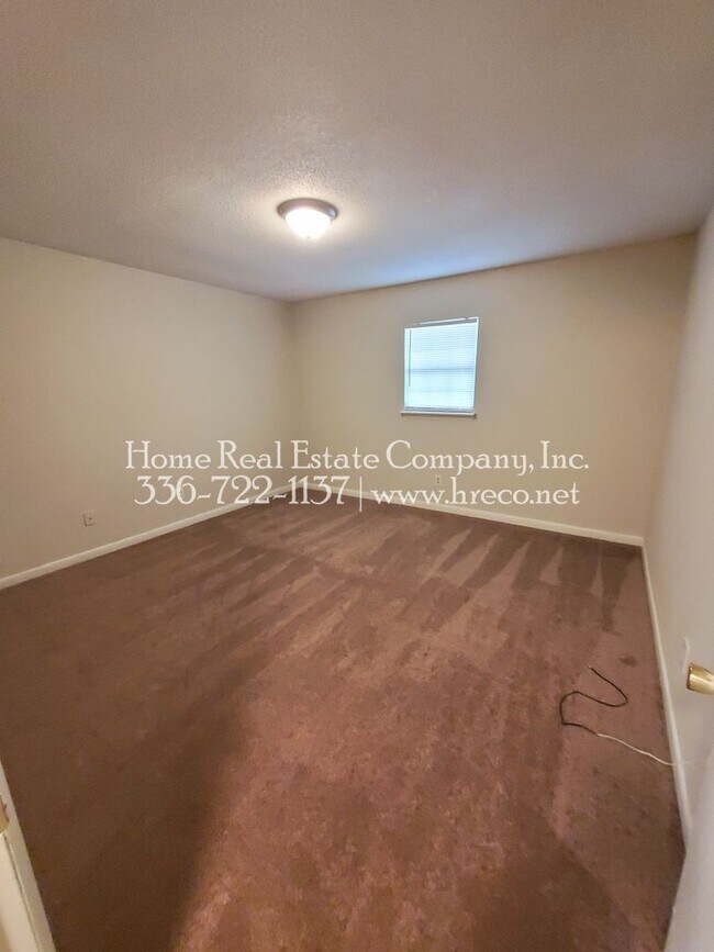 Building Photo - 3465 Valley Rd