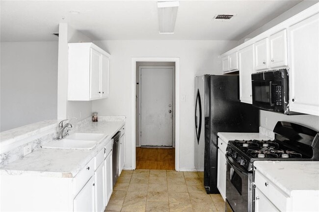 Building Photo - 15224 Sarah's Creek Dr