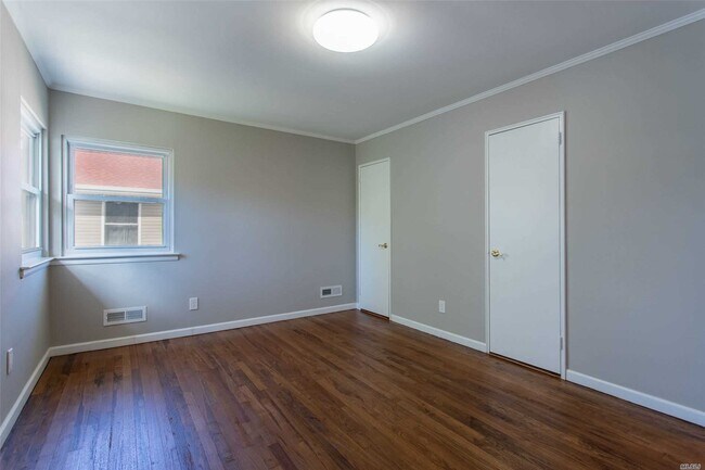 Building Photo - 15 Gainsville Dr