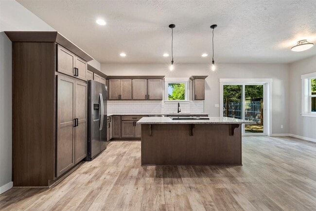 Building Photo - ? MOVE IN SPECIAL! ? $99.00 1st month rent...