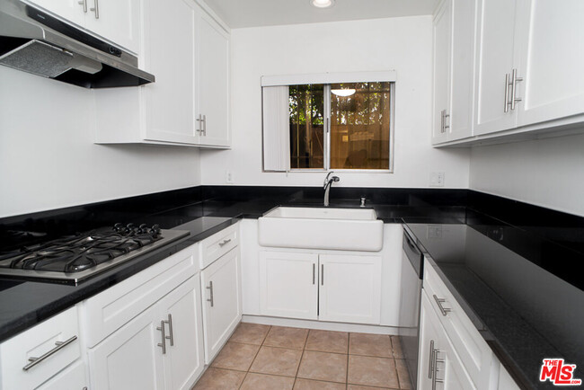 Building Photo - 416 N Oakhurst Dr