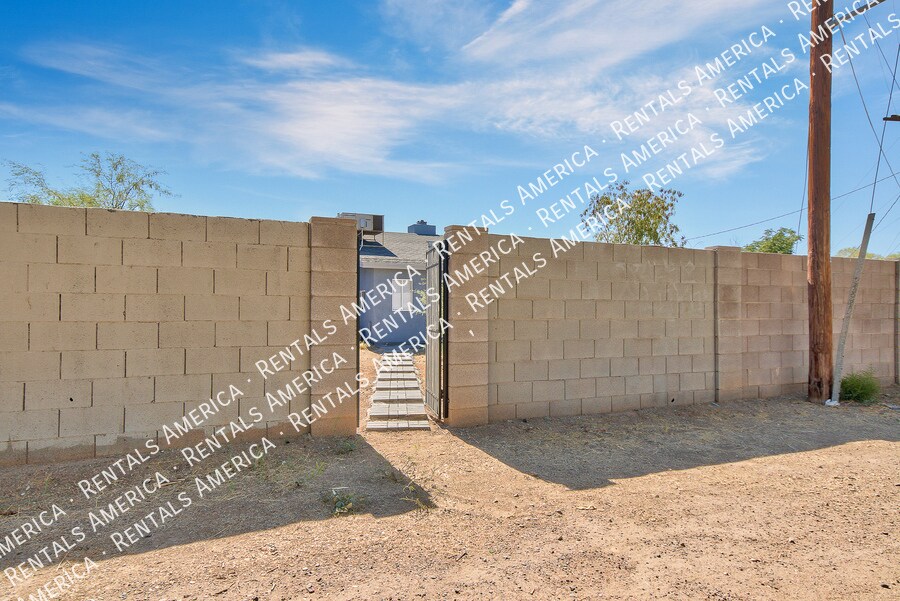 Building Photo - 3213 S Albert Ave