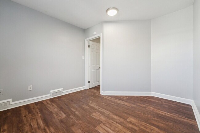 Building Photo - Updated 2 Bedroom Apartment with Central Air & Private Deck — Excellent Location for Commuters