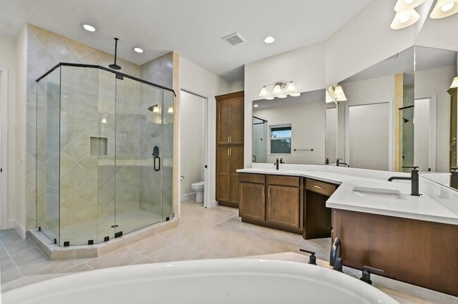 Building Photo - 15030 Wildwood Cir