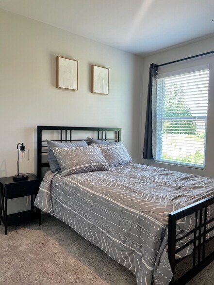 Building Photo - Room in Townhome on Shaffer Ct