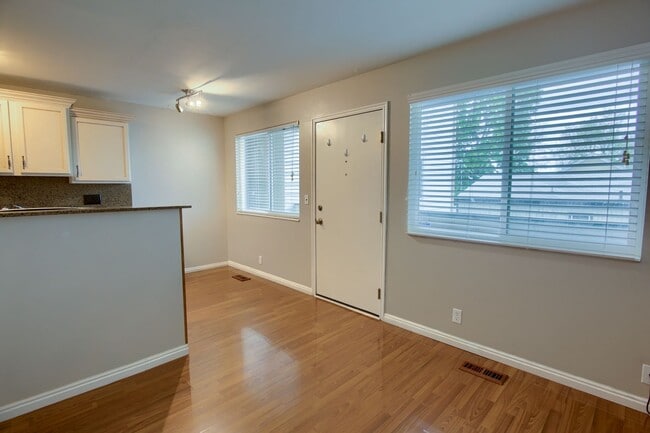Building Photo - Stunning Condo Unit In Prime Location!