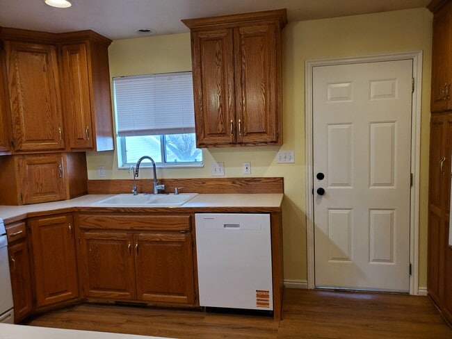 Building Photo - 285 N 400 E