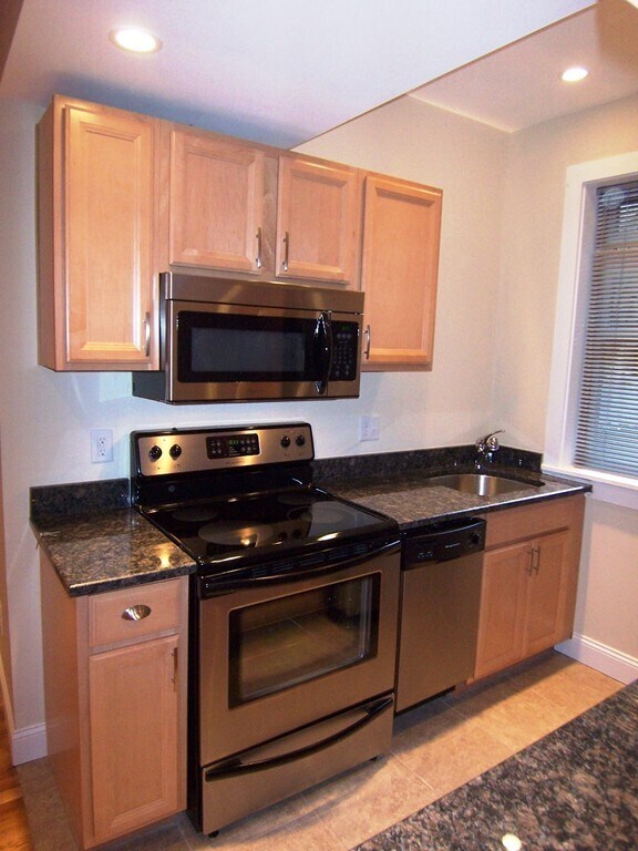 Building Photo - 61 Park Dr