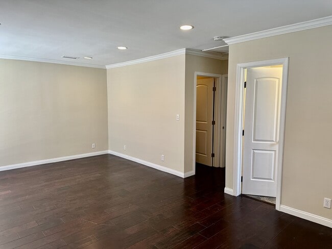 Building Photo - 6441 Baird Ave