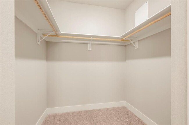 Building Photo - 815 NE Hts Ln