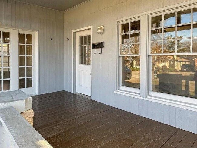 Building Photo - Spacious Prairie Style Home- 3 Bed, 1 Bath...