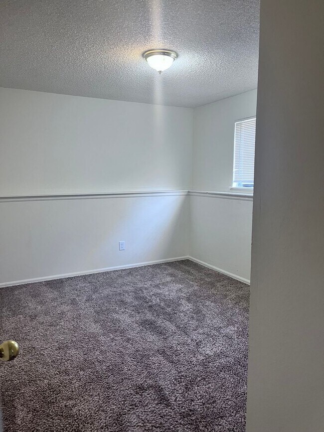 Building Photo - 127 W 45th St