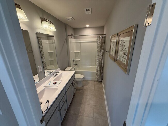 Building Photo - Never loved in Model Homes