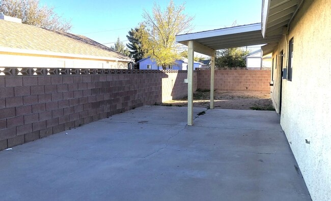 Building Photo - Centrally Located