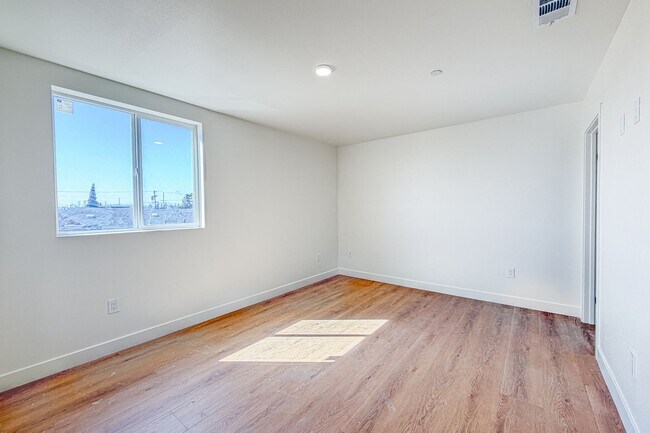 Building Photo - 423 E 31st St