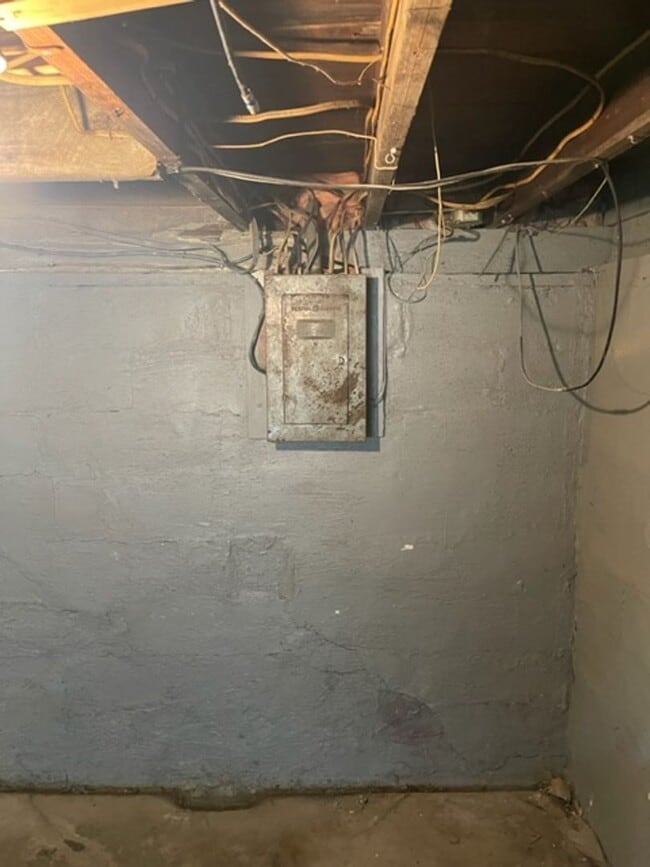 Building Photo - 3074 Toledo Ave