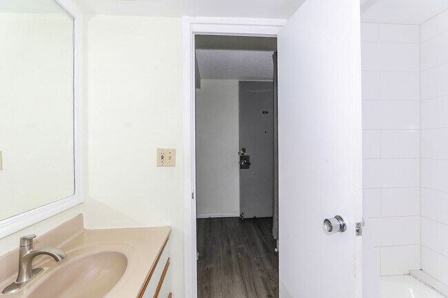 Building Photo - Marine Surf - Studio 1b 1parking! in Waikiki