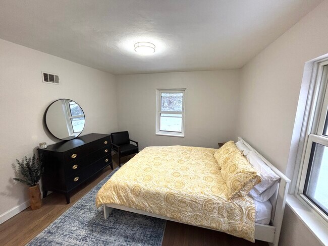 Building Photo - 5025 Lenox Ave