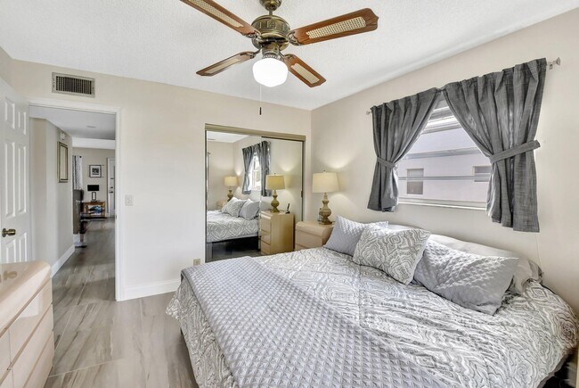 Building Photo - 413 Normandy Ln
