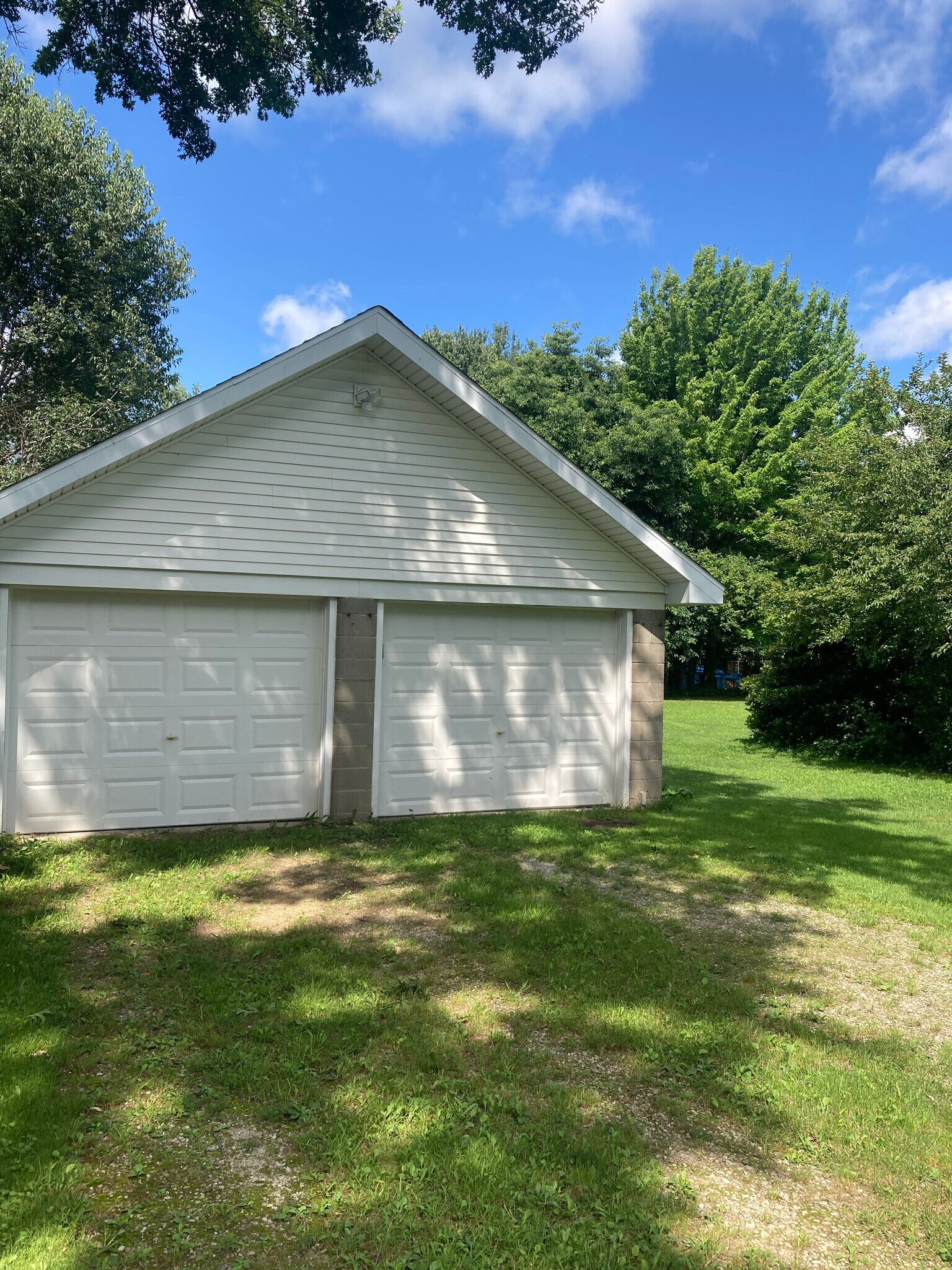 Building Photo - 9816 Bateman Avenue