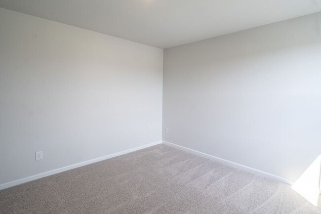 Building Photo - 142 Geranium Wy