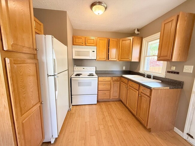 Building Photo - Charming 2-Bedroom Home Near Illinois State University