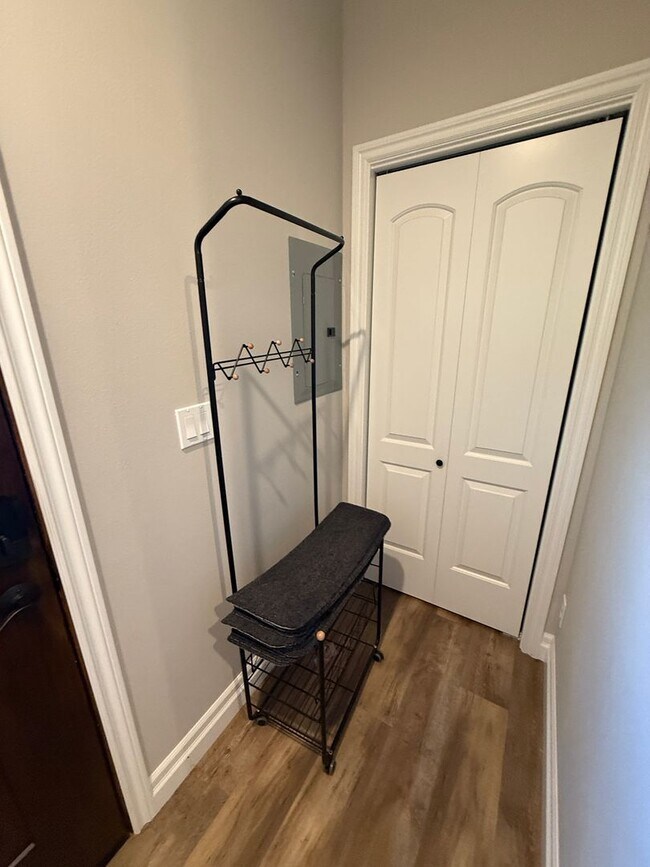 Building Photo - POULSBO - BEAUTIFUL AND BRANDNEW 1 BED 1 BATH