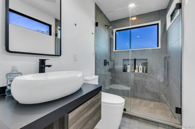 Building Photo - 10 Bay View Dr