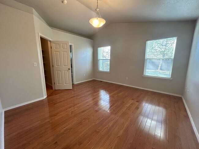 Building Photo - 115 Cassidy Dr E