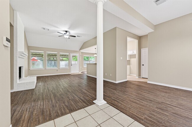 Building Photo - 11655 Lakeview Manor Dr