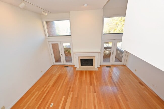 Building Photo - **PERFECTLY SITUATED TOWNHOME IN GREEN HIL...