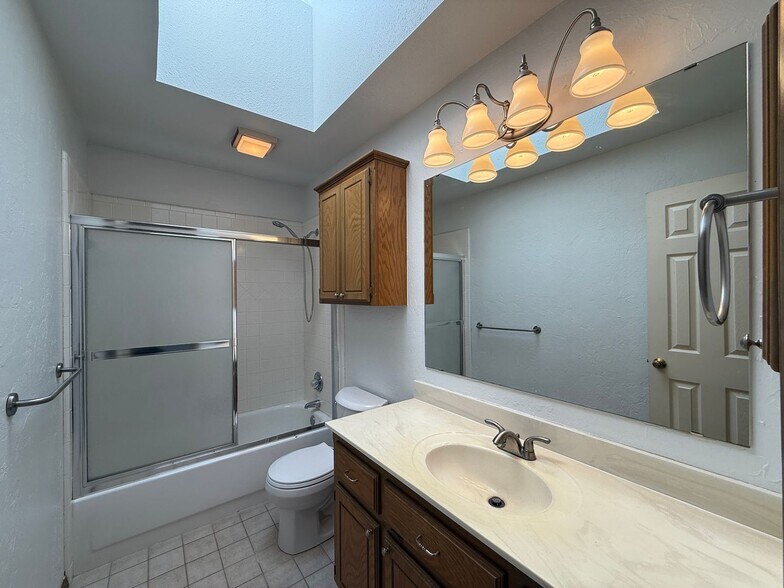 Building Photo - 213 Brackendale Ln