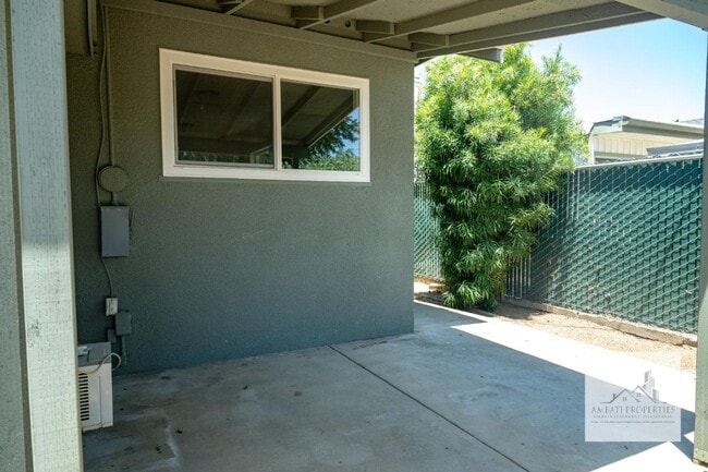 Building Photo - 1136 E Griffith Way