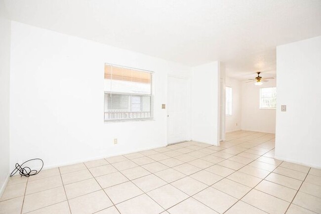 Building Photo - Beautiiful Palm Gardens 2 bedroom, 1 bath ...