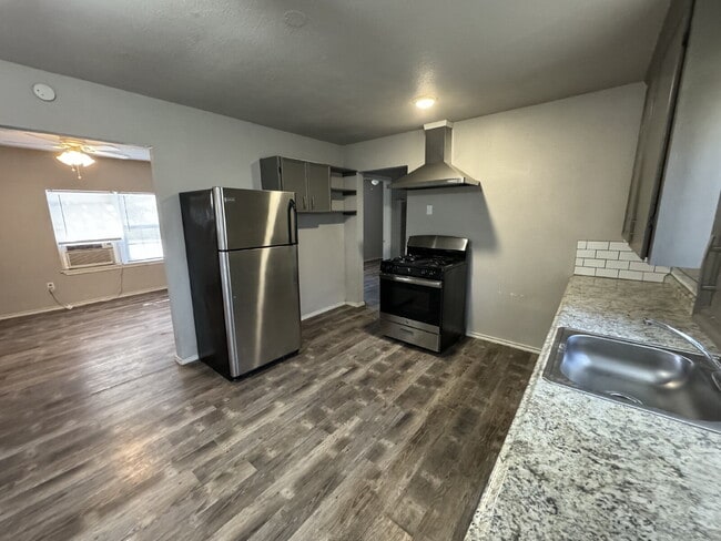 Building Photo - Updated 3 bedroom home!