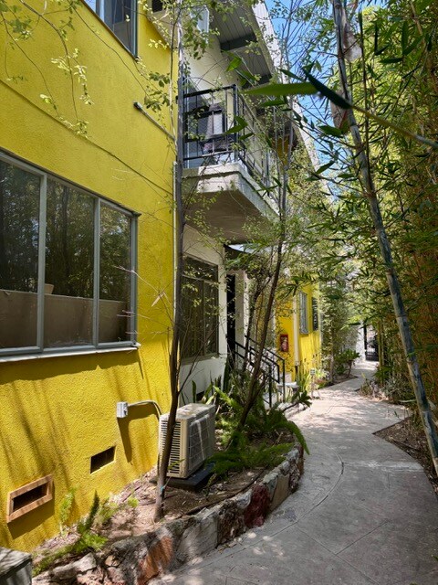 Building Photo - 2488 Beachwood Dr