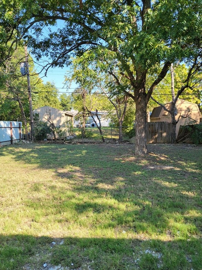 Building Photo - 808 Austin St
