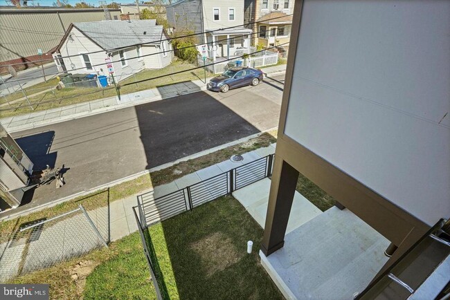 Building Photo - 4421 Kane Pl NE