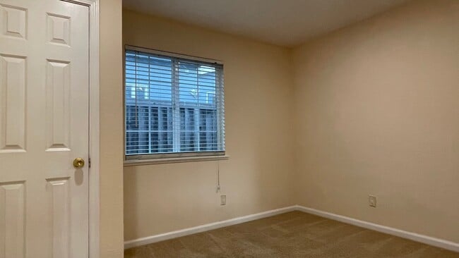 Building Photo - 960 Branham Ln