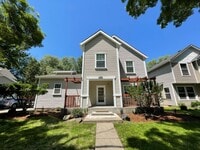 Building Photo - SE Home 3Bd/2.5Ba Home Close to the Willamette River off McLoughlin Blvd. 2 Car Garage and Washer...
