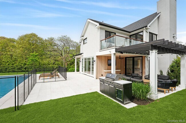 Building Photo - 28 Canoe Place Rd