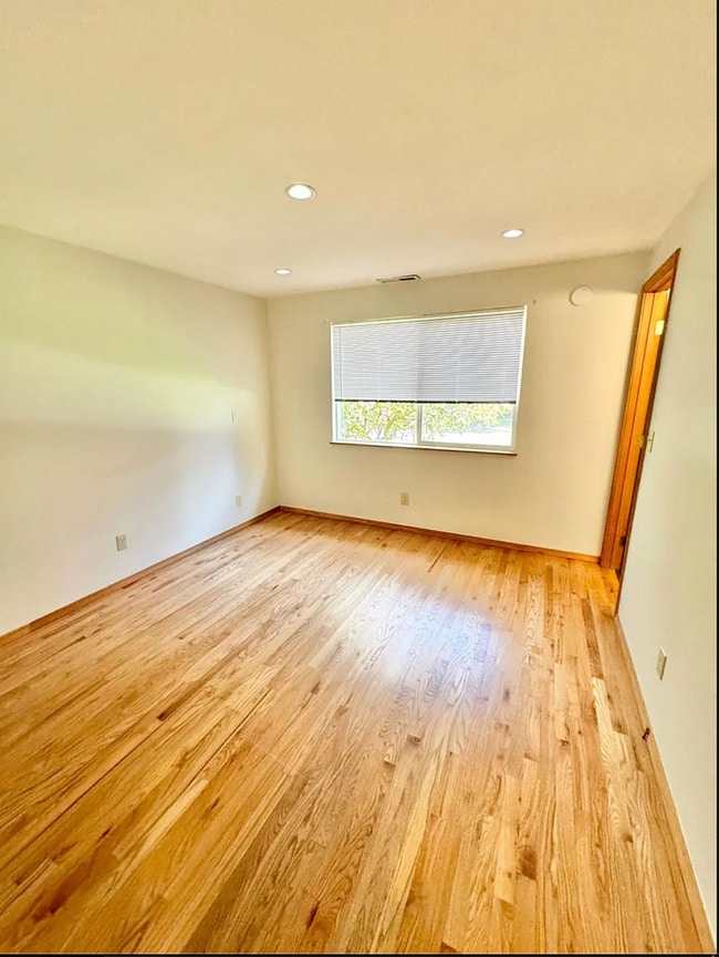Building Photo - Charming 3 Bed/2 Bath Single Family Home i...