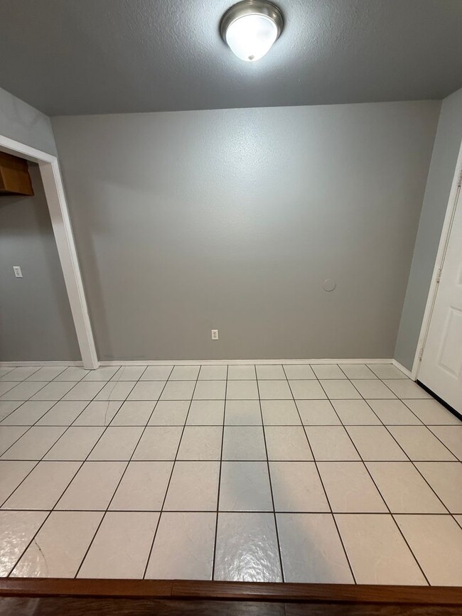 Building Photo - 3 Bed 1.5 Bath House Total Electric close to U of A Fort Smith