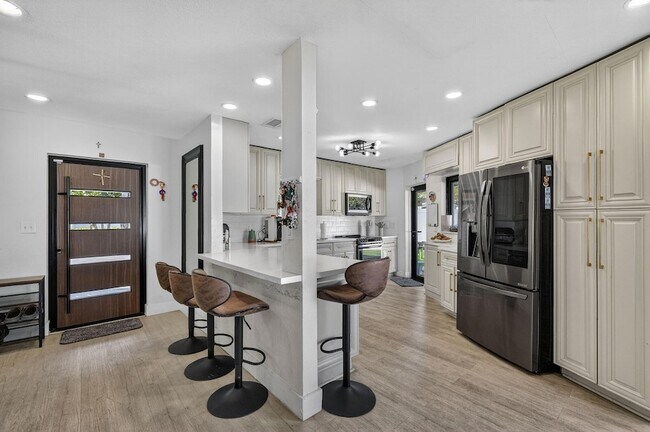 Building Photo - 2601 NE 8th Ct