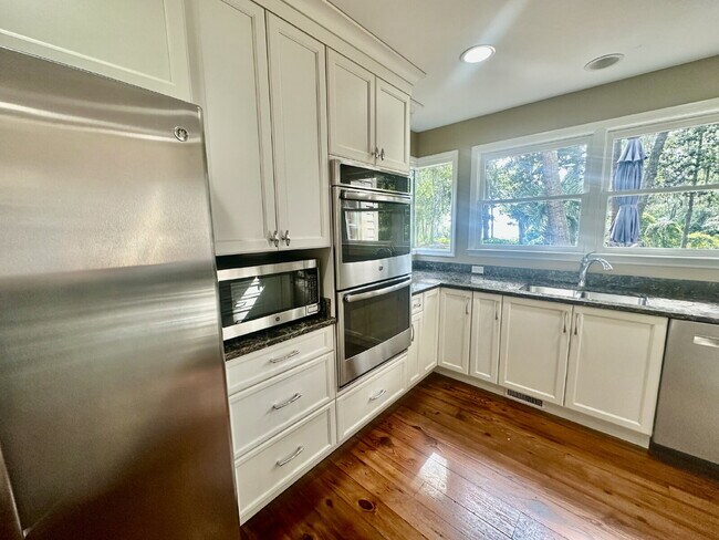 Building Photo - Amazing Four Bedroom Home Located Close to Alljoy Beach with Community Dock Access in Bluffton!