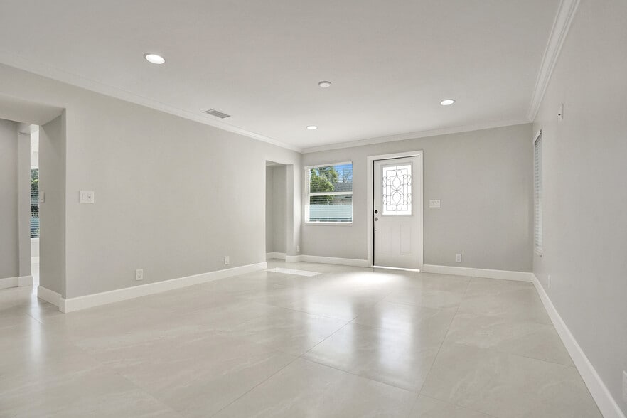 Building Photo - 960 SW 28th St