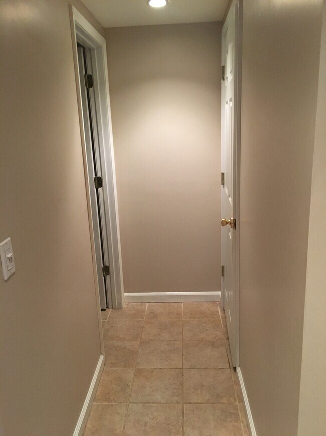 Building Photo - Wonderfully Remodeled Tri Level 3BR/2BTH Soulard Townhouse