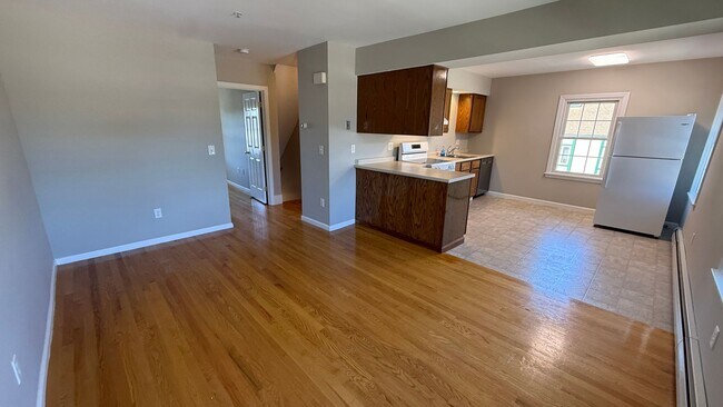 Building Photo - 2 BR with hardwood, private entrance/deck,...